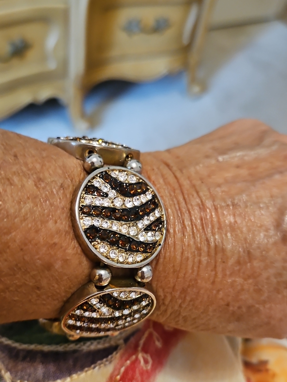 Erica Lyons Stretchy Bracelet Brown & White Stones Zebra Pattern Gold Toned.